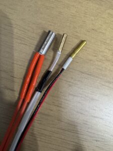 返品したサーミスタ。一番右が純正サーミスタで左本がアマゾンとアリエクスプレスのホットエンドKit。ヒーターとサーミスタのサイズが少し短いです。